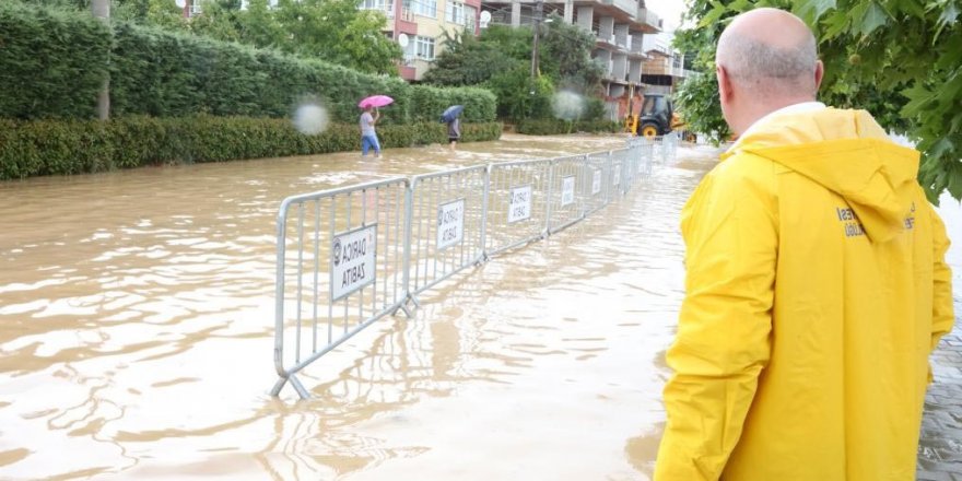 Her ızgaraya bir görevli