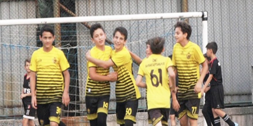 U-13’lerden futbol resitali