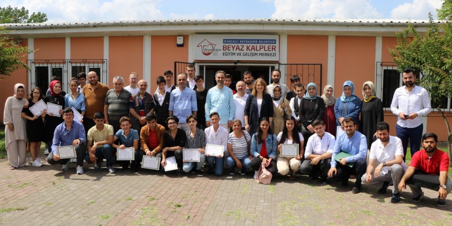 Beyaz Kalpler’de mezuniyet sevinci