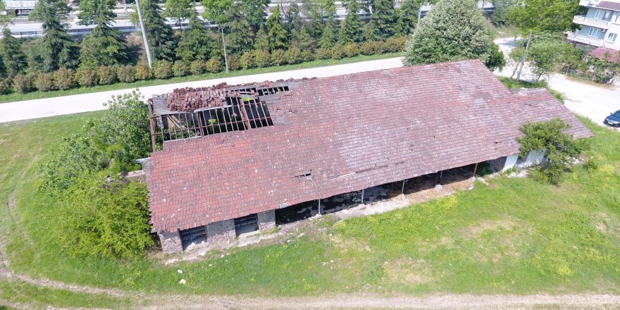 TALİMATI VEREN TESPİT EDİLEMEDİ: Tarihi bina iş makinesiyle yıkıldı