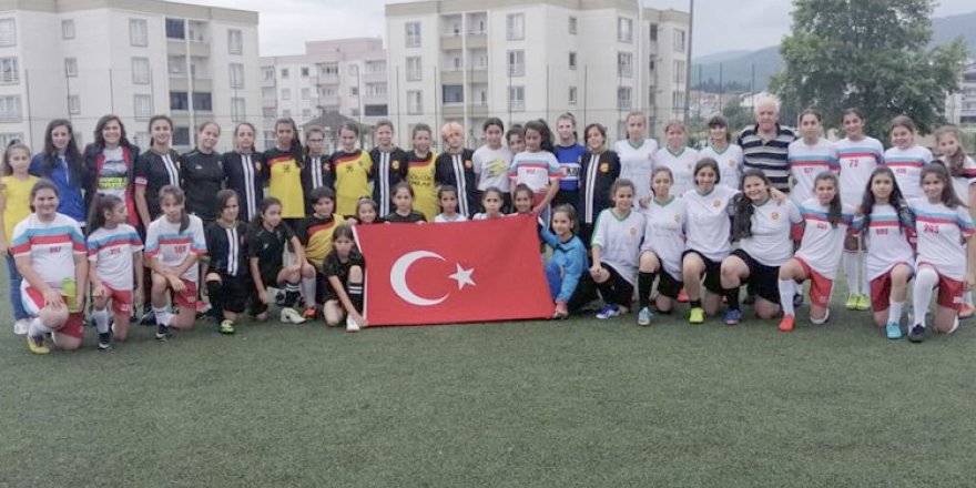 Kadın futbolcular da şehitlerimizi andı