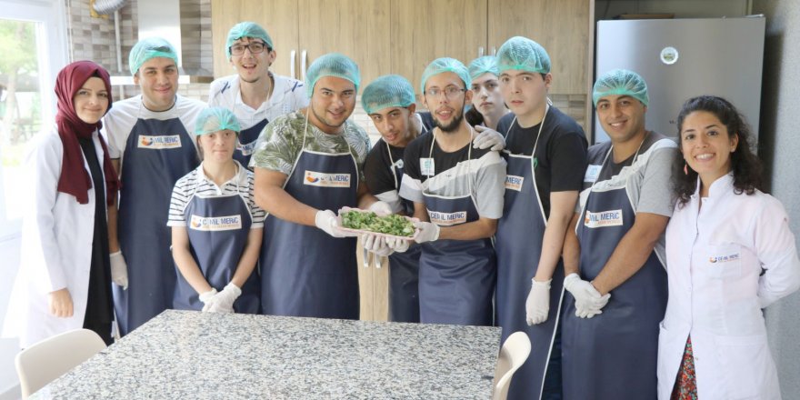Özel öğrenciler yemek yaptı