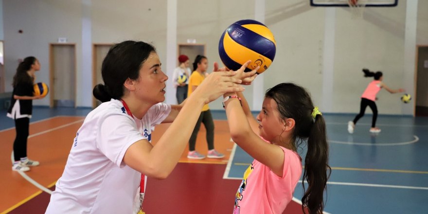 Geleceğin voleybolcuları yetişiyor
