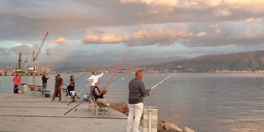 Körfez sahilleri olta balıkçılarıyla doldu