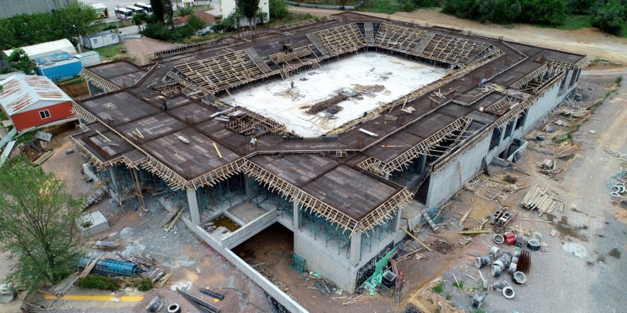 Darıca’nın dev spor salonunun tribün betonu döküldü