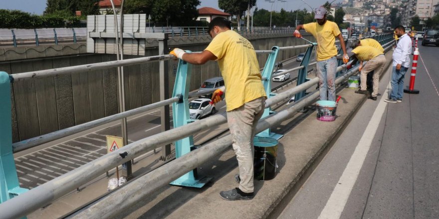 Metal korkulukların boyaması yapılıyor