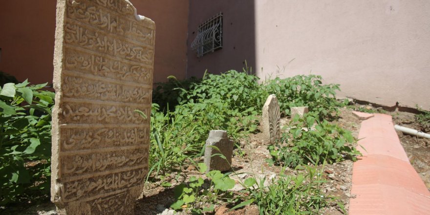 İki asırlık kabre sahip çıkıldı