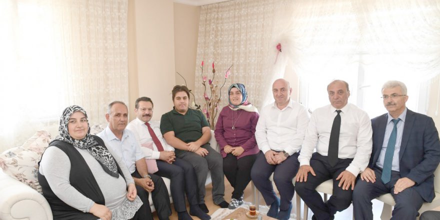 Vali Aksoy’dan şehit ailesine ziyaret