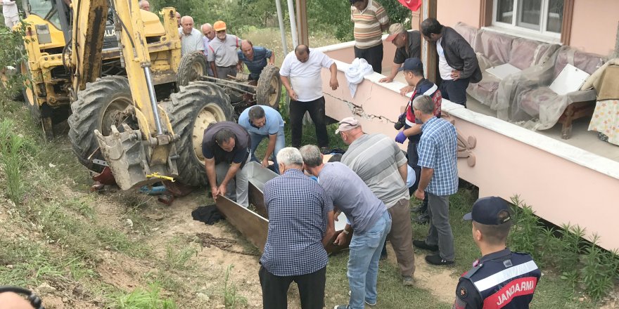 Devrilen traktörün altında kalan sürücü öldü