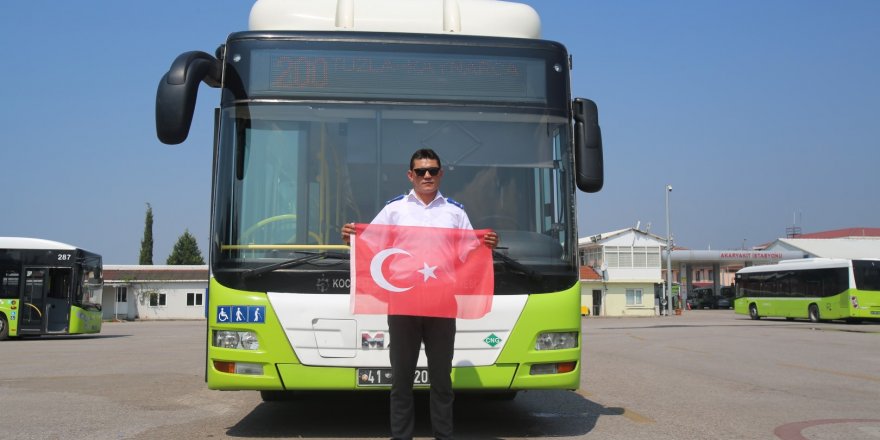 Otobüs şoförü, Türk Bayrağı’nı yerde bırakmadı