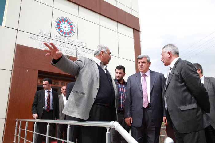 Karaosmanoğlu’ndan Cemevine ziyaret