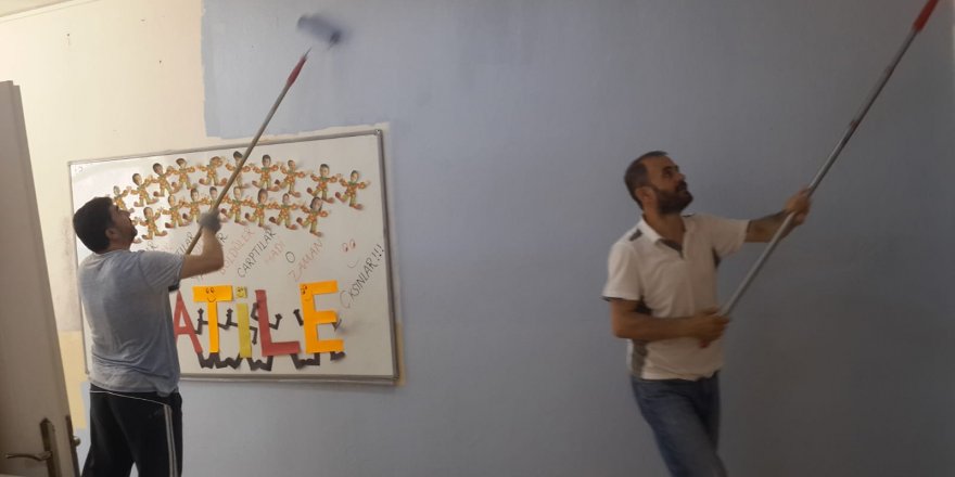 Müdür ve yardımcısı okulu boyadı