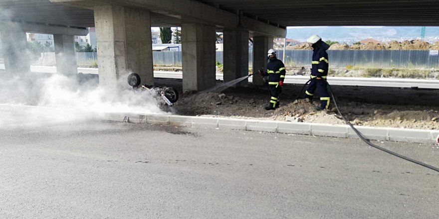 Arızalanan motosikletini yaktı