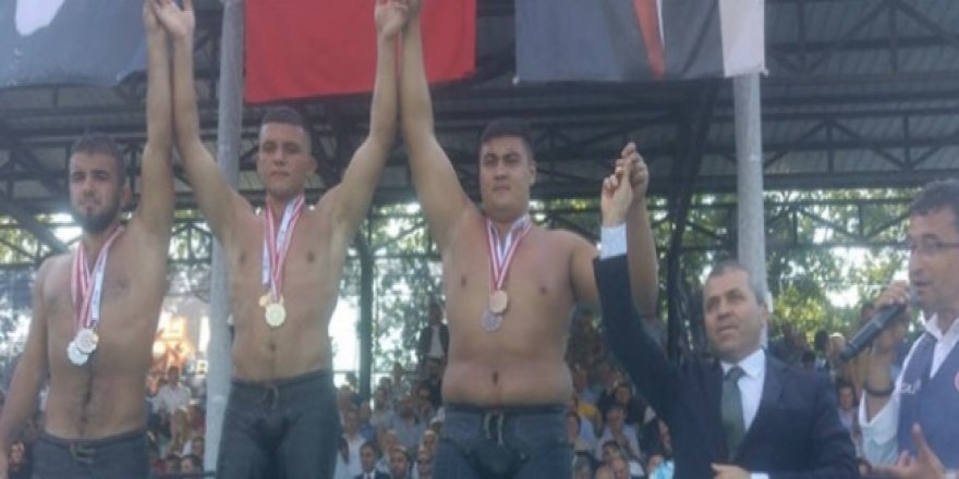 Güreşçiler Kurtdere’de kürsüde