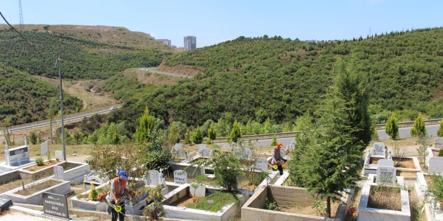 Mezarlıklar bayrama hazır