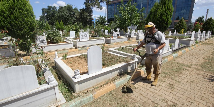 ÇAYIROVA: Mezarlık ve ibadethanelerde bayram hazırlığı