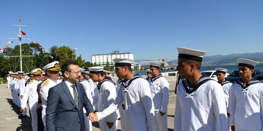 Vali Aksoy denizcilerle bayramlaştı