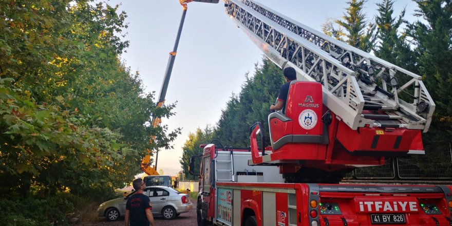 Vinçte mahsur kalan işçiyi itfaiye kurtardı