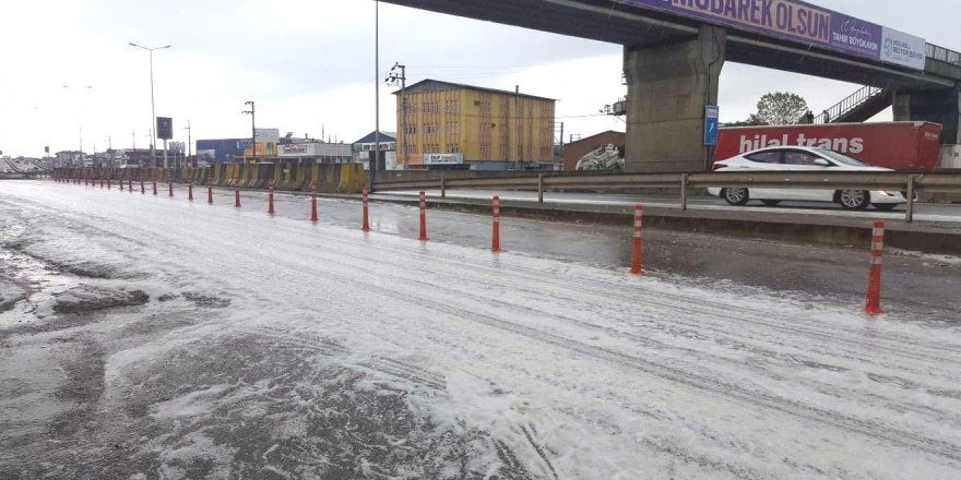 Yağmur yağışının ardından yol köpürdü