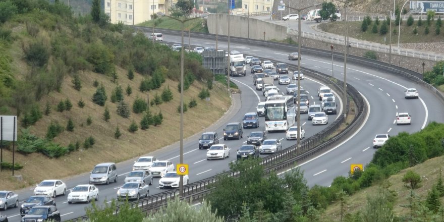 TEM'in Kocaeli geçişinde 'dönüş' trafiği