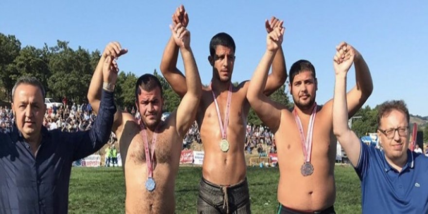 Güreşçiler madalya kazandı