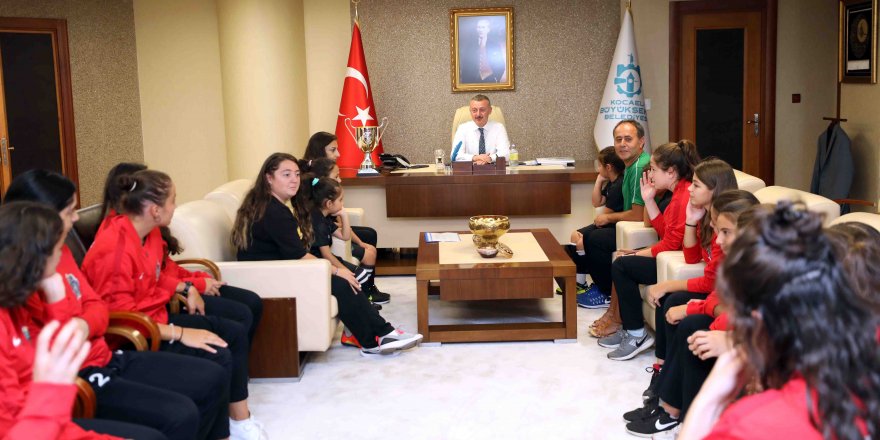 Şampiyonluk kupasını Başkan’a getirdiler