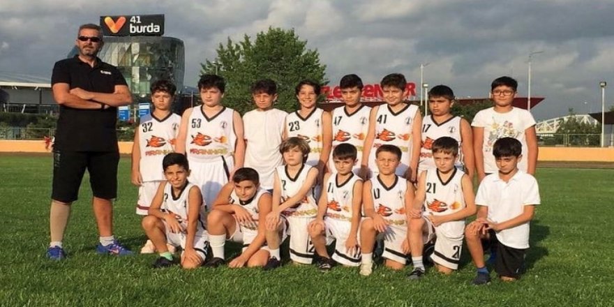 Basketbolcular sahaya indi