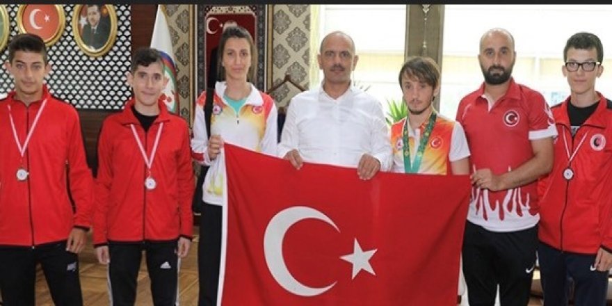 Bir altın, iki bronz madalya