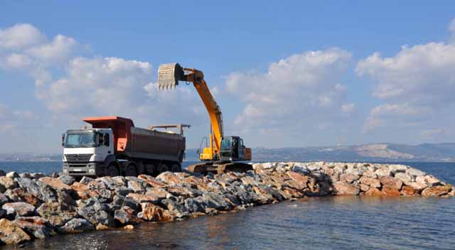 Büyükşehir sahili taşla dolduruyor
