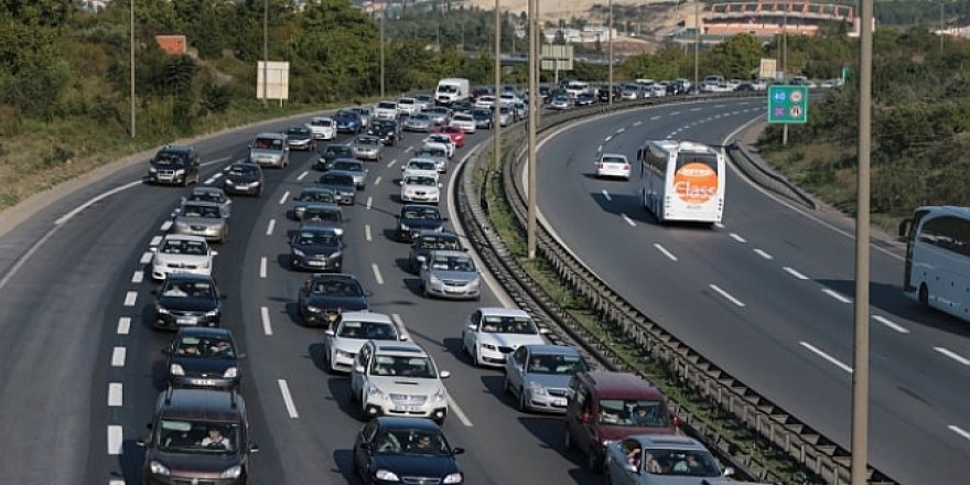 Karayollarında bakım ve trafik sürüyor