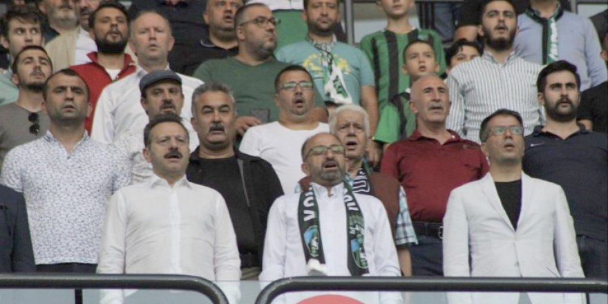 Vali Hüseyin Aksoy da tribünde