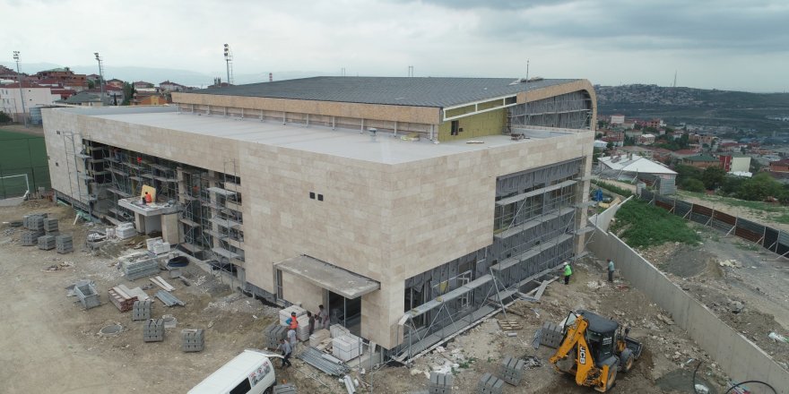 Dilovası yüzme havuzunun dış cephesi tamamlanıyor