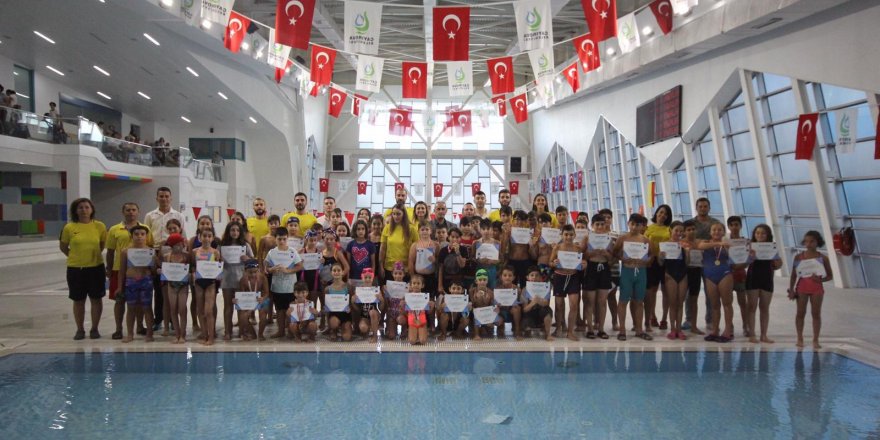 Yüzmeyi öğrendiler, sertifikalarını aldılar