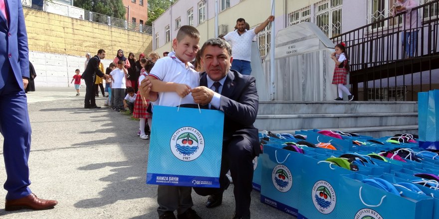 Makam aracını satıp kırtasiye yardımı yaptı
