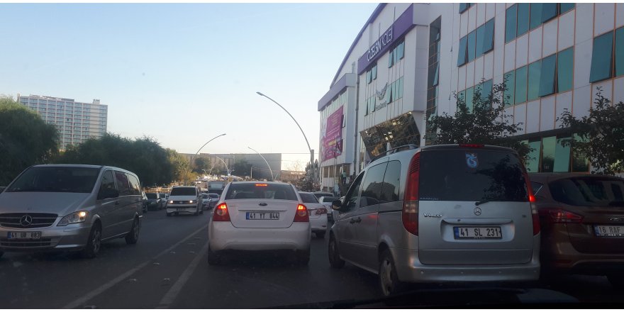 Özel okulun önünde trafik kilitleniyor!