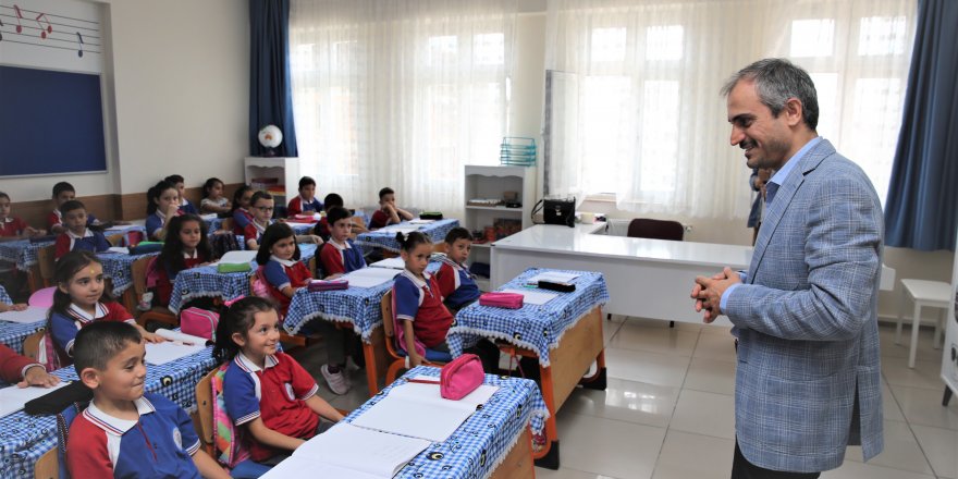 Okulları ziyaret etti