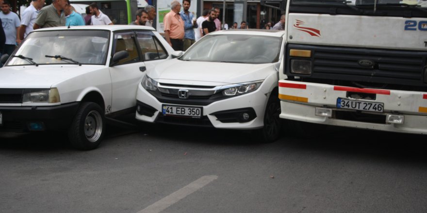 Kamyon ile otomobil arasında sıkıştı