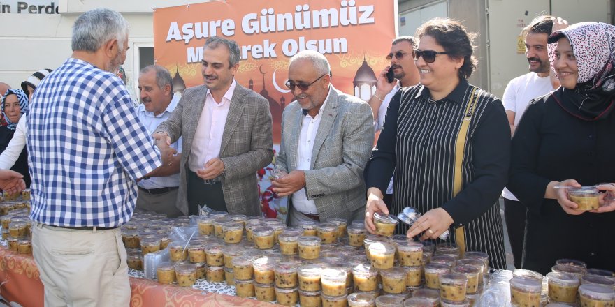 Çayırova’da aşure dağıtıldı