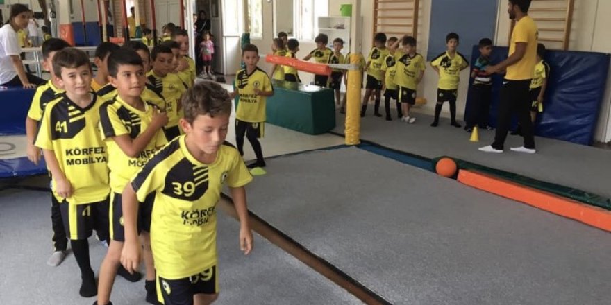 Kim demiş futbolcular Jimnastik yapmaz diye?