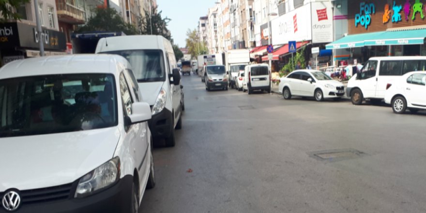 Caddeye gelişi güzel park yapılıyor