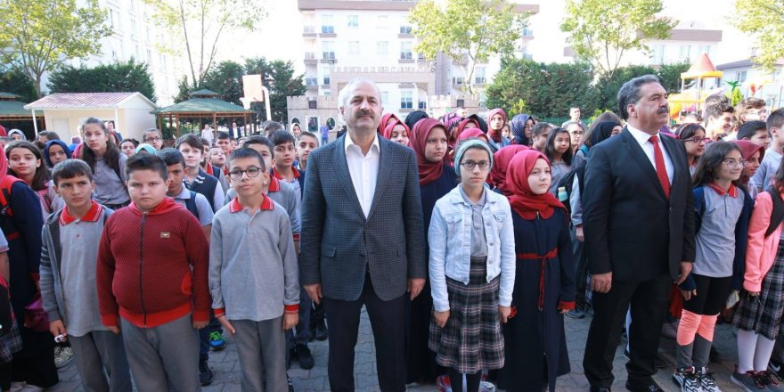 Bayrak törenine katıldılar