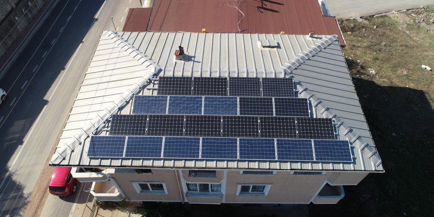 DARICA:  Evinin çatısında elektrik üretiyor