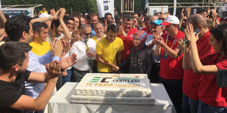 Yarış pistinde evlilik teklifi