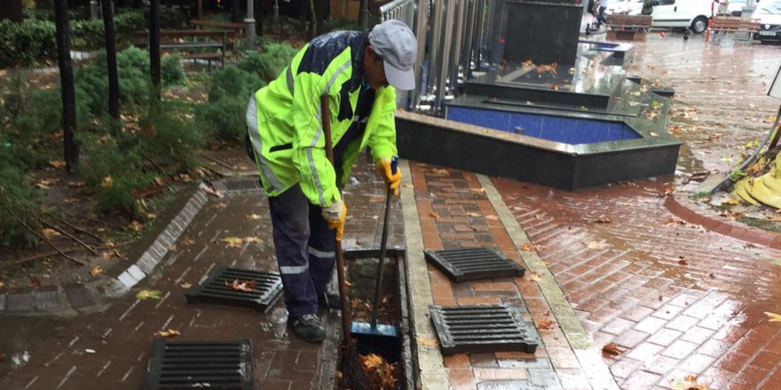 Aşırı yağışlara karşı mazgallar temizleniyor