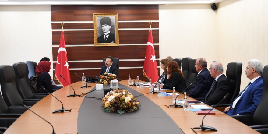 Vali Aksoy vatandaşları dinliyor