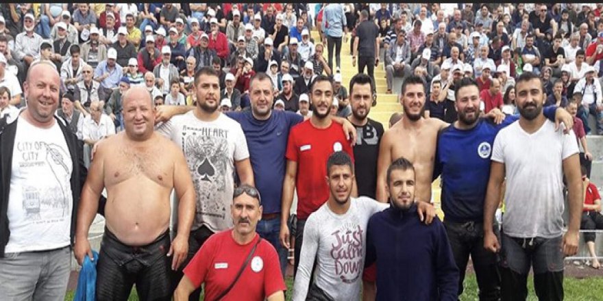 Güreşçiler madalyaları topladı