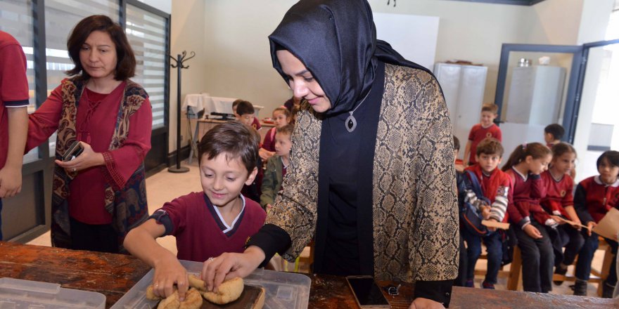 Kitap okuyup elleriyle kâğıt ürettiler