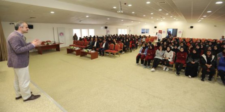 Çiftçi öğrencilerle tecrübelerini paylaştı