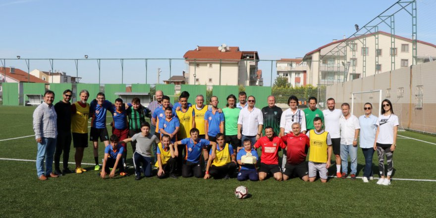 Yeşil sahaların en özel maçında kazanan dostluk oldu