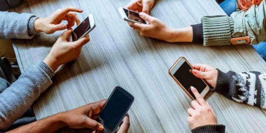 Yatmadan önce 15 dk cep telefonuna bakıyoruz!